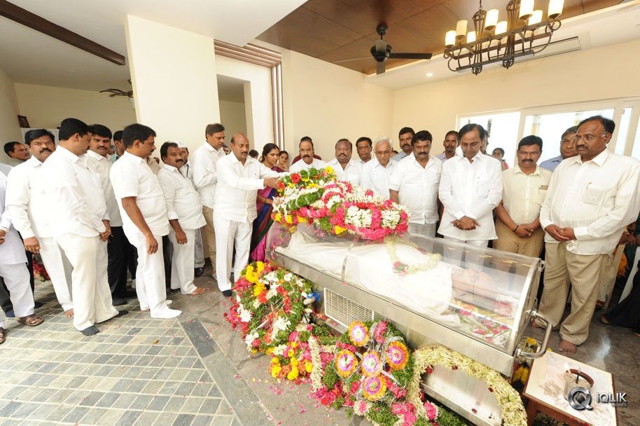 Celebs-Pay-Condolences-to-C-Narayana-Reddy
